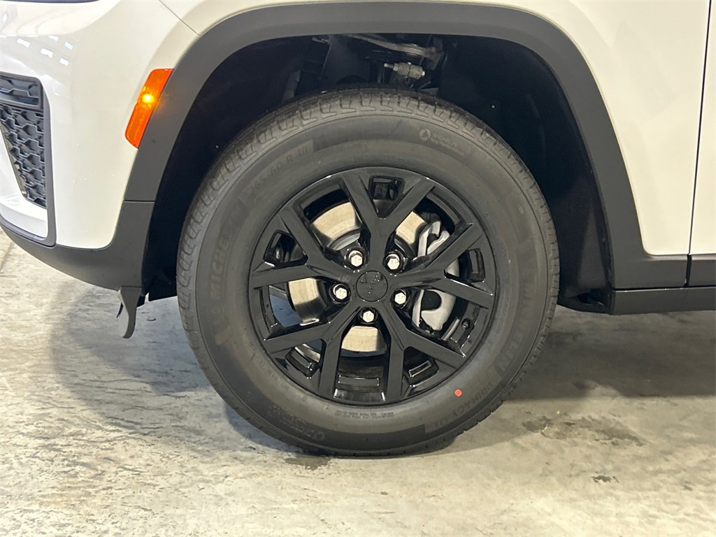 New 2026 Jeep Grand Cherokee Laredo image 11