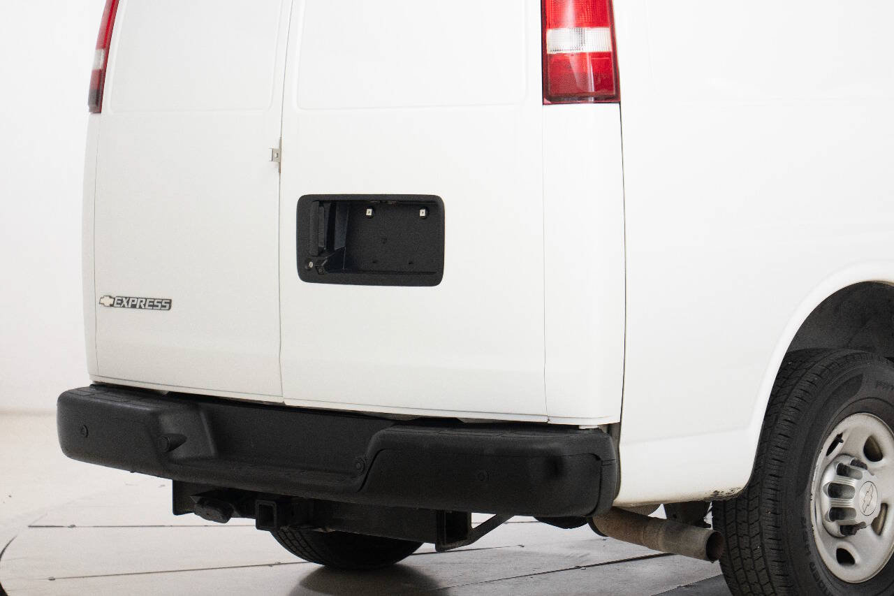 Used 2017 Chevrolet Express 2500 RWD image 18
