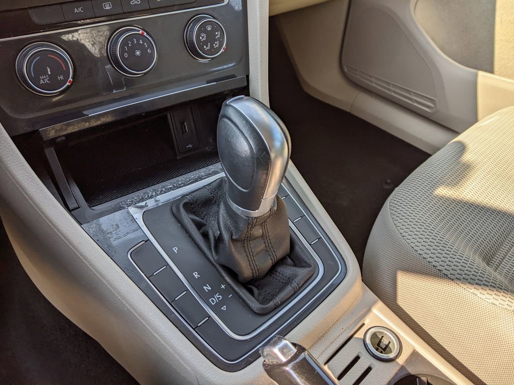 Used 2018 Volkswagen Golf S image 19