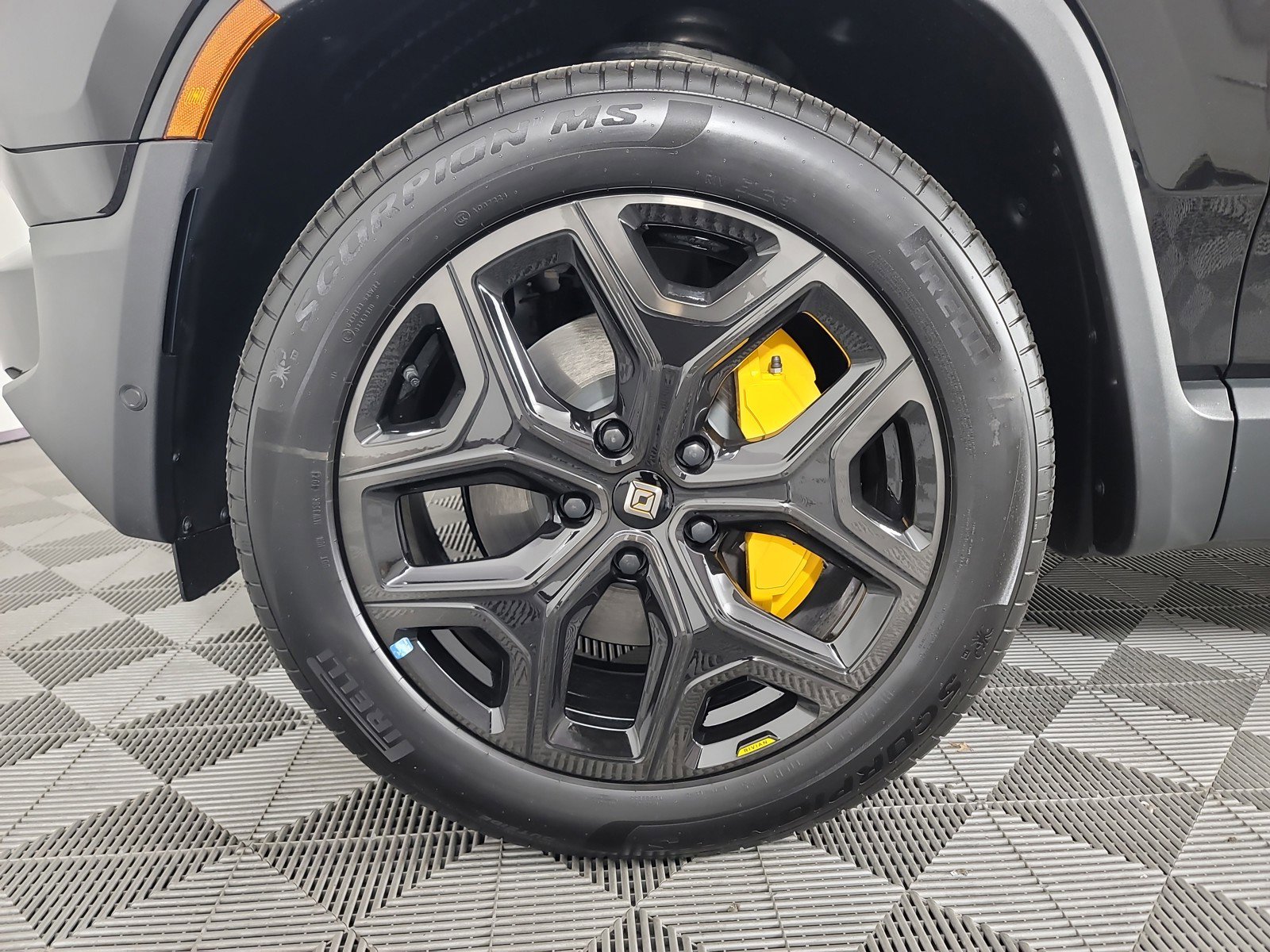 Used 2025 Rivian R1S Premium image 9