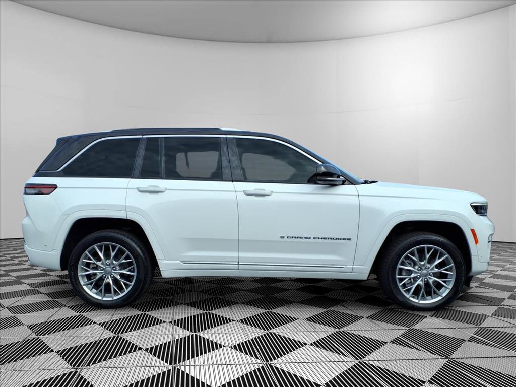 Certified 2022 Jeep Grand Cherokee Summit w/ Luxury Tech Group V AWD/4WD image 31