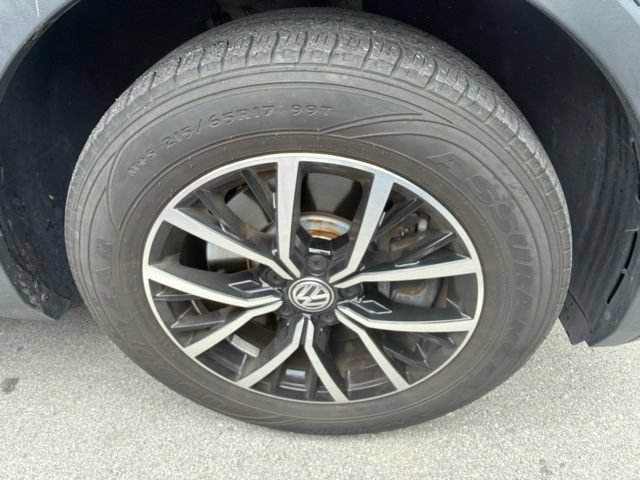 Used 2021 Volkswagen Tiguan SE w/ Panoramic Sunroof Package FWD image 12
