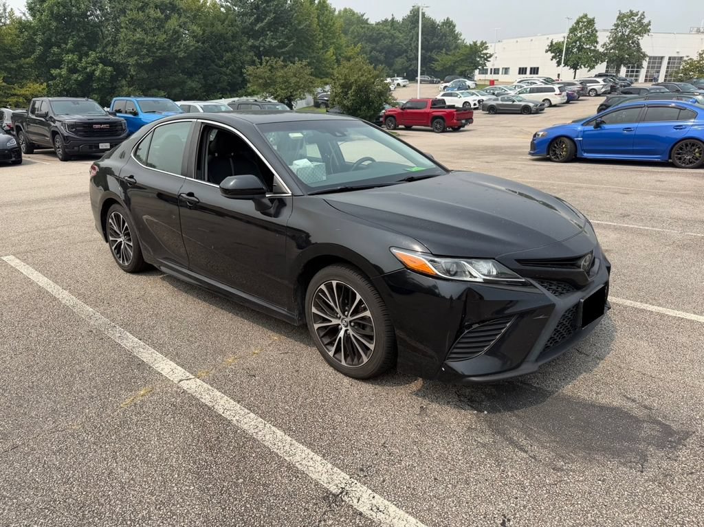 Used 2019 Toyota Camry SE FWD image 3