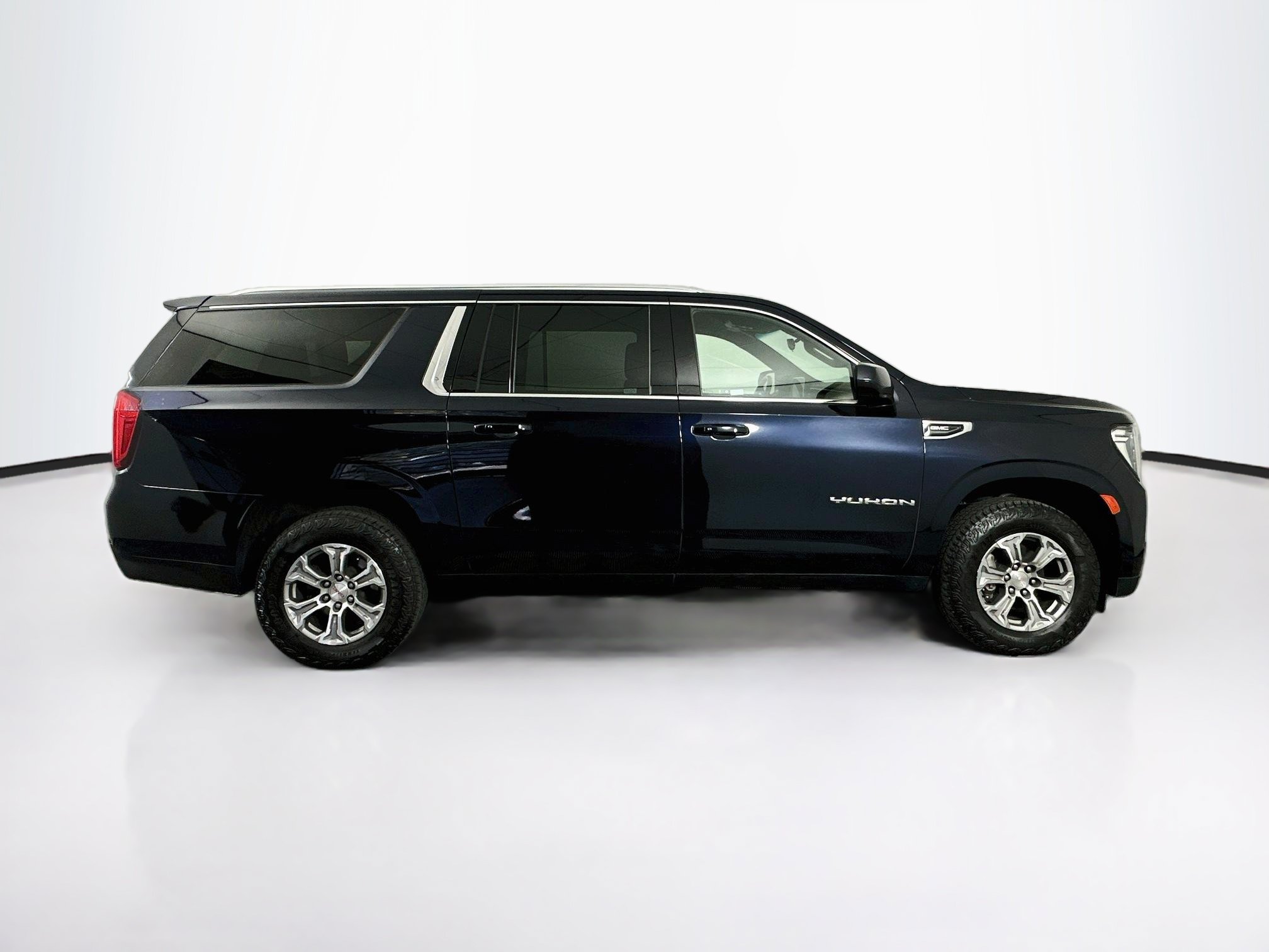 Used 2022 GMC Yukon XL SLE AWD/4WD image 10