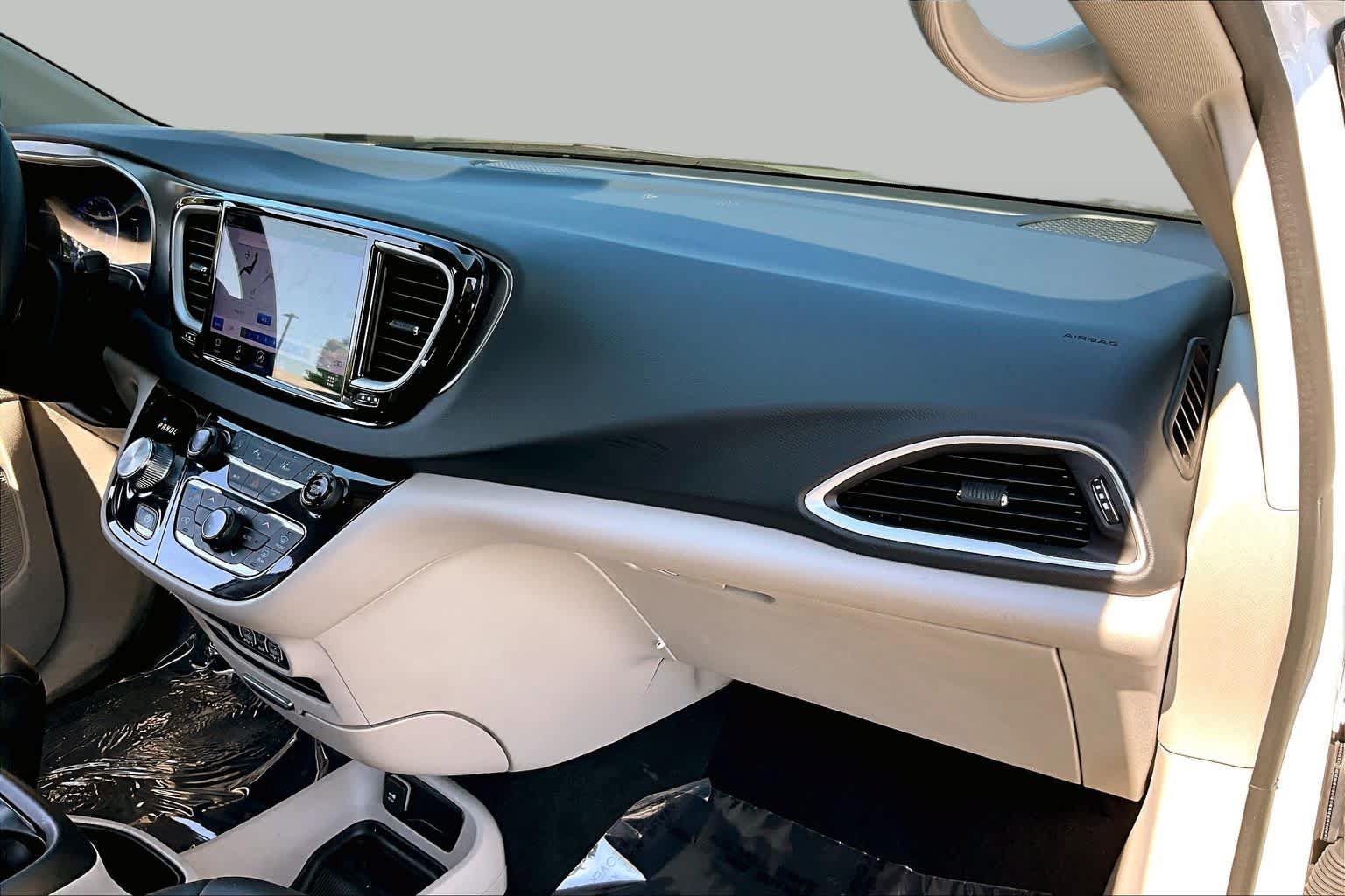 Used 2023 Chrysler Pacifica Touring-L FWD image 17