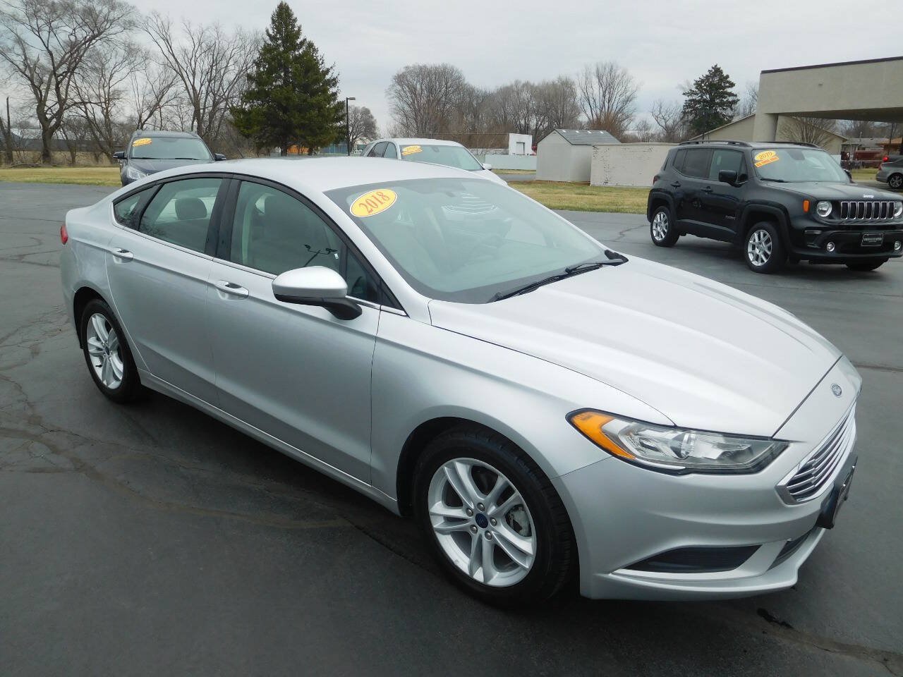 Used 2018 Ford Fusion SE FWD image 1