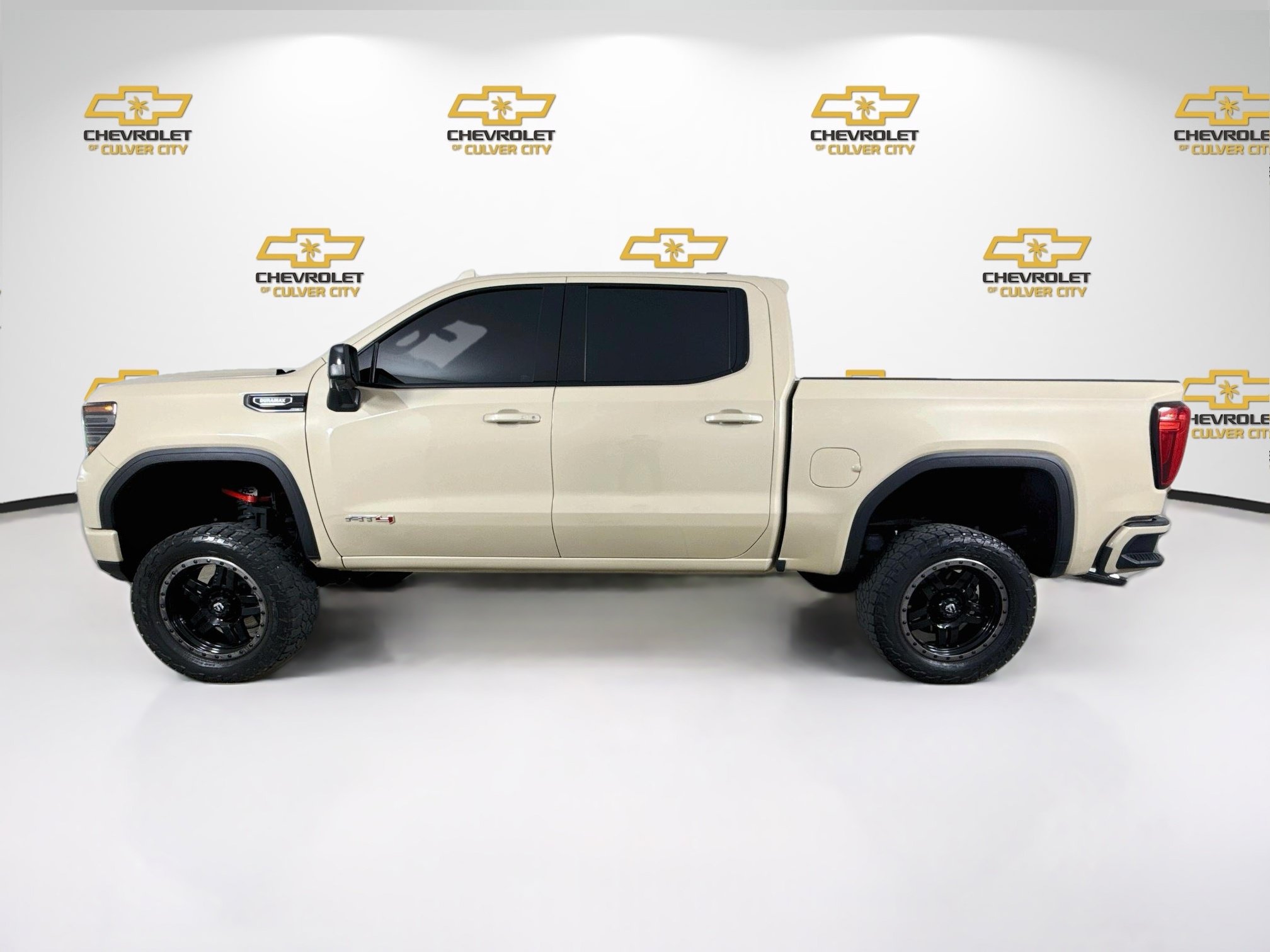 Used 2023 GMC Sierra 1500 AT4 w/ Technology Package AWD/4WD image 5