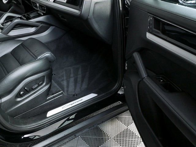 Certified 2024 Porsche Cayenne AWD image 27