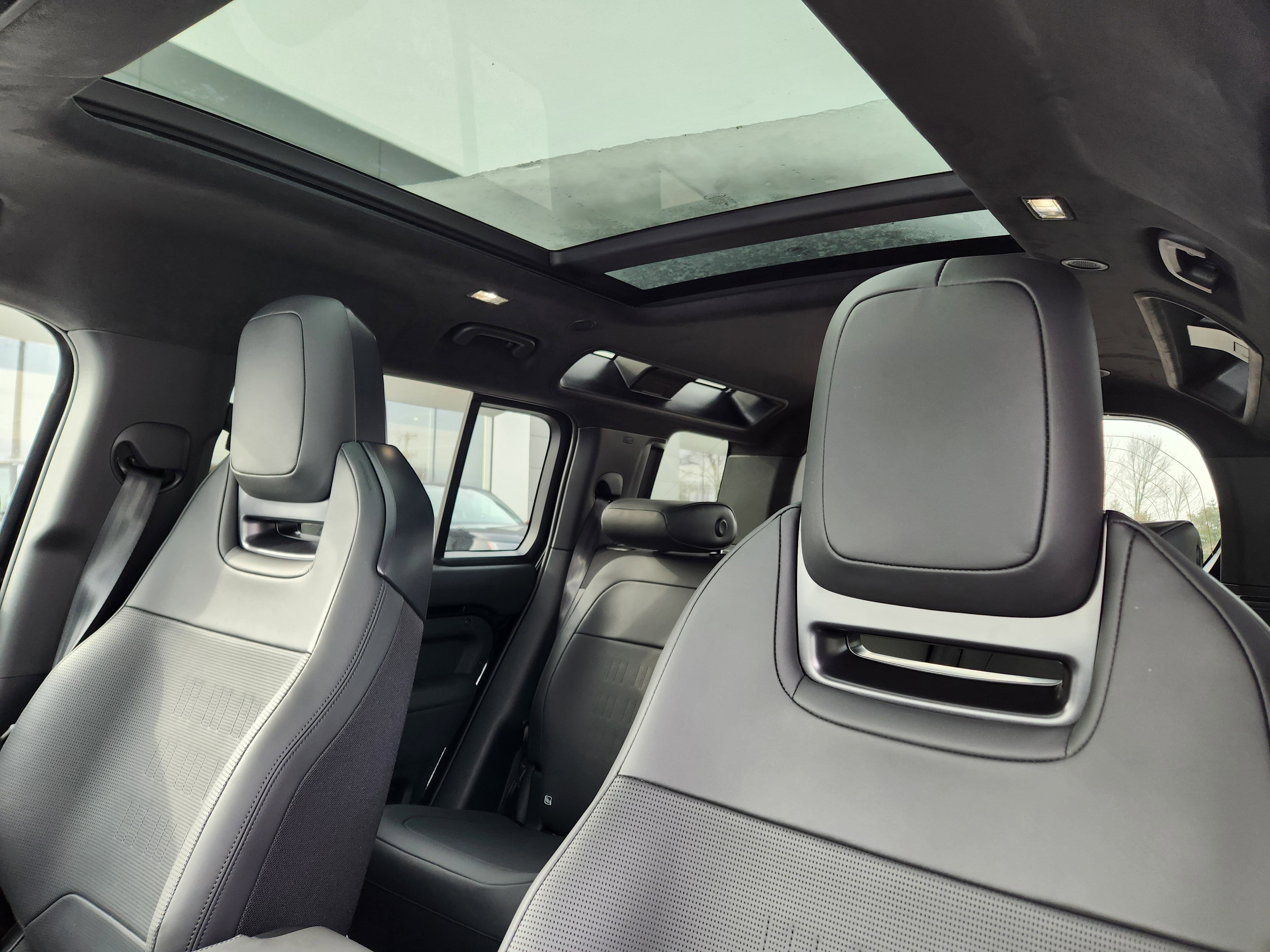 New 2026 Land Rover Defender 110 OCTA image 10