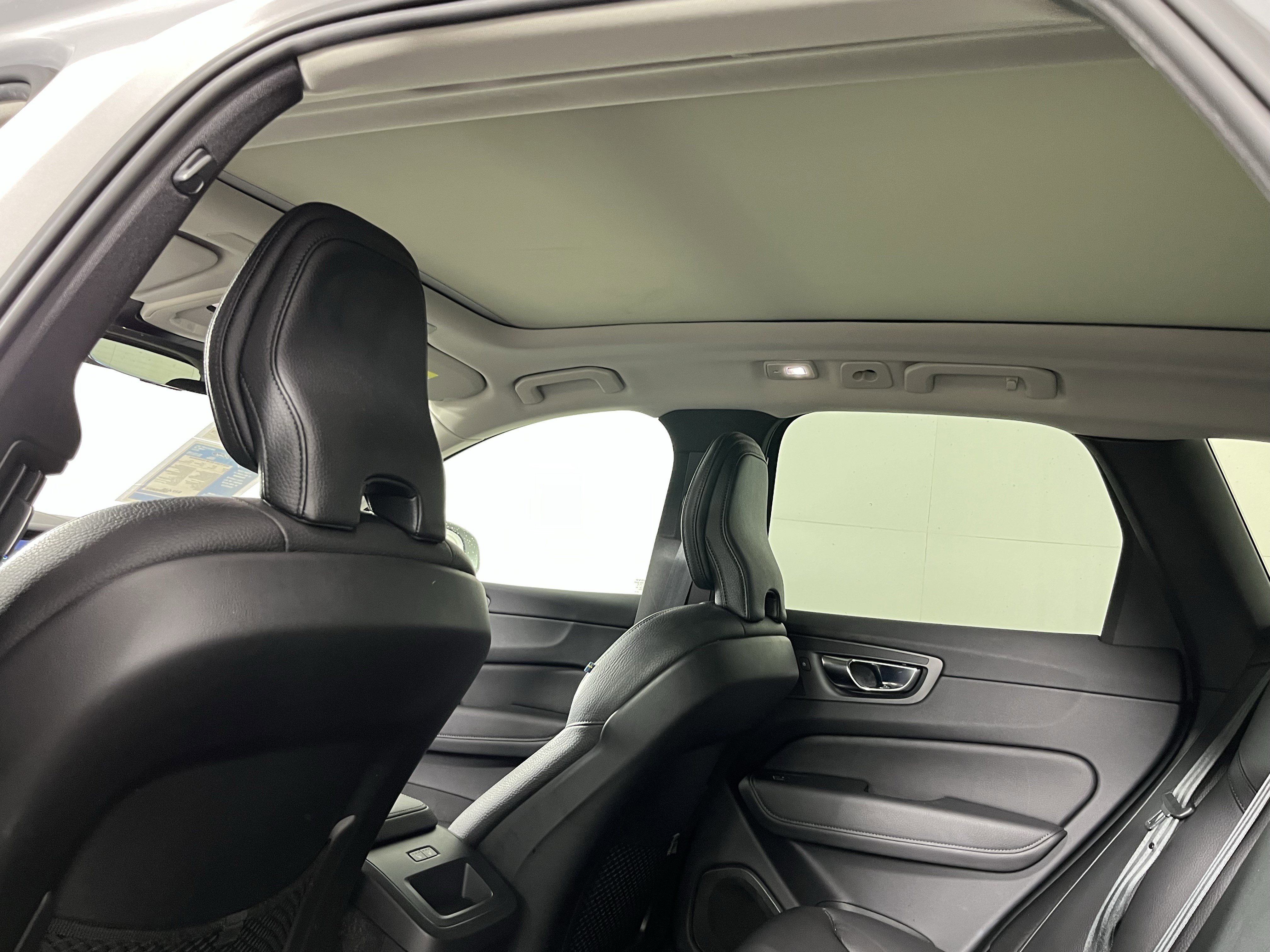 Used 2022 Volvo XC60 B5 Momentum image 14