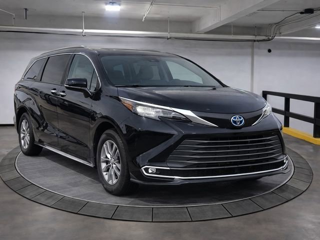 Used 2024 Toyota Sienna Limited image 2