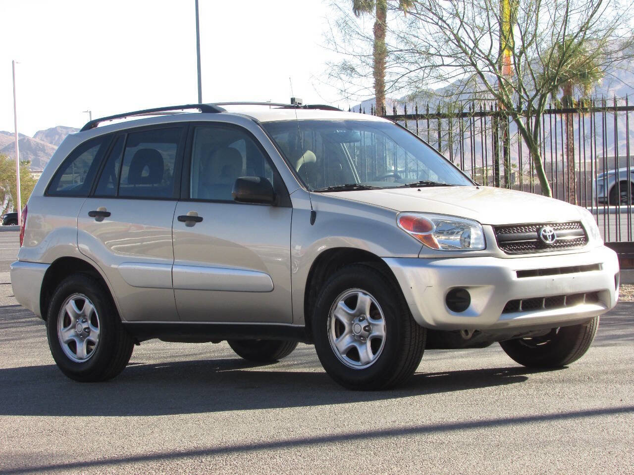 Used 2005 Toyota RAV4 2WD image 2