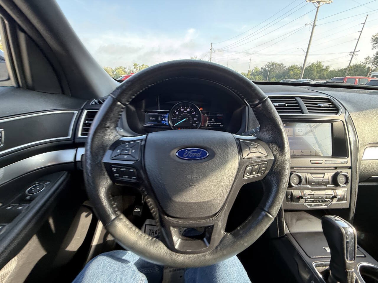 Used 2017 Ford Explorer XLT w/ Equipment Group 202A AWD/4WD image 23