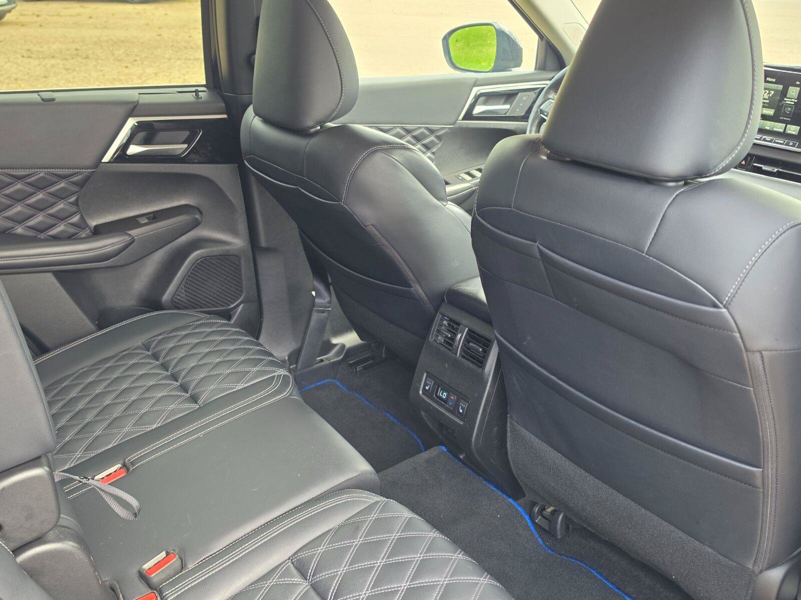 Used 2024 Mitsubishi Outlander 4WD Plug-In Hybrid image 11