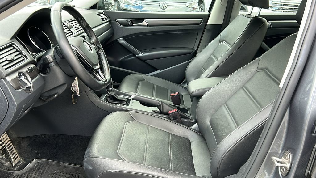 Used 2018 Volkswagen Passat 2.0T R-Line FWD image 10