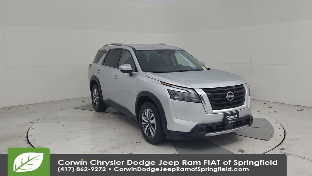 Used 2025 Nissan Pathfinder SL image 3
