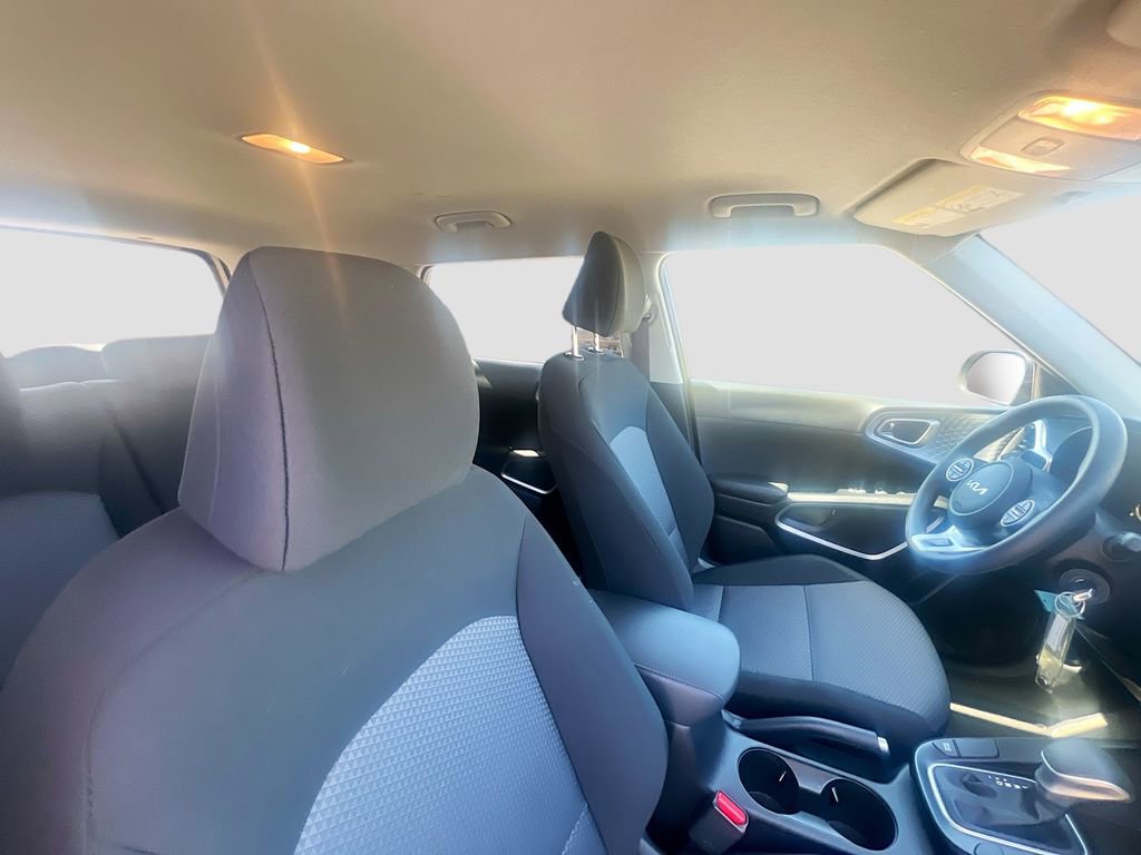 Used 2025 Kia Soul LX w/ LX Technology Package FWD image 27