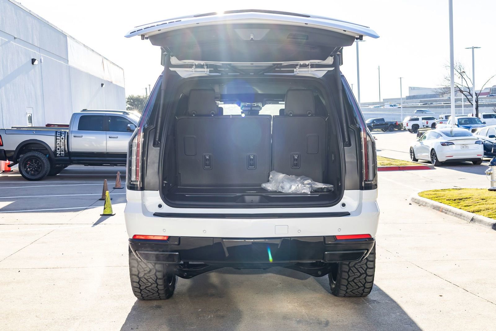 Used 2026 Cadillac Escalade Platinum Sport w/ LPO, Floor Liner Package AWD/4WD image 9