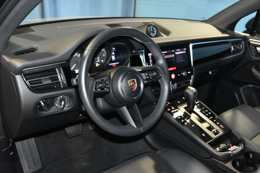 Certified 2025 Porsche Macan image 4