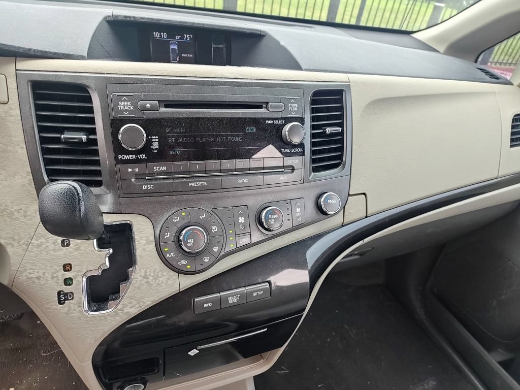 Used 2012 Toyota Sienna LE w/ Towing Pkg FWD image 10