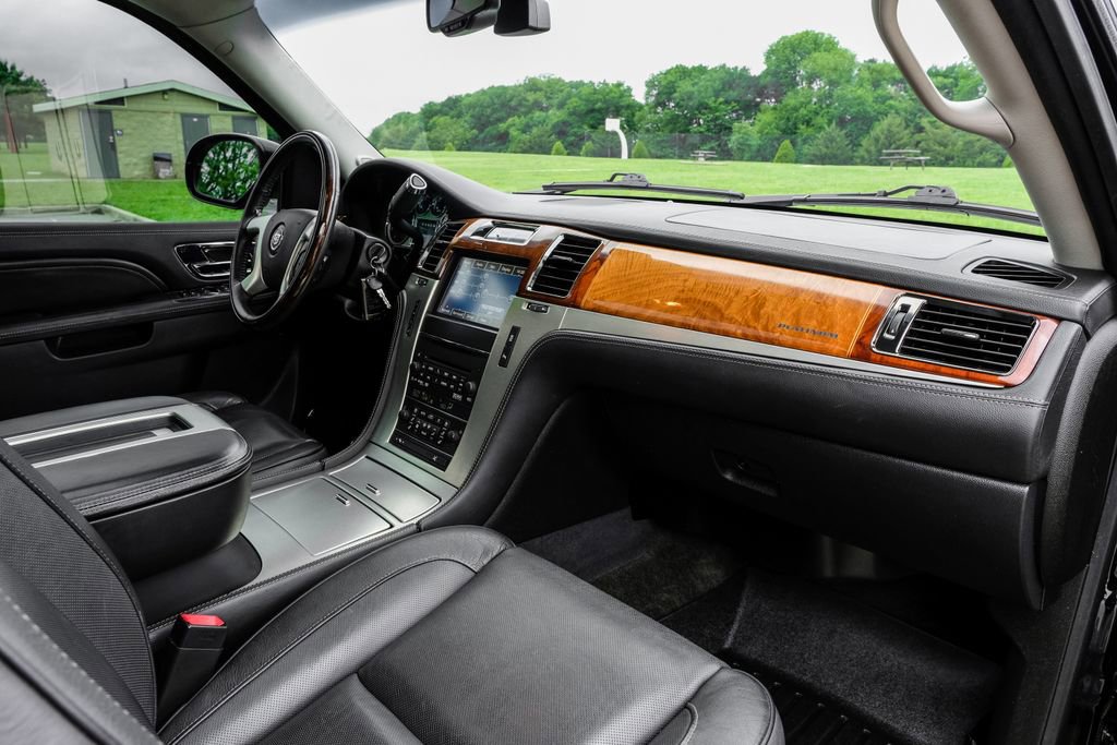 Used 2013 Cadillac Escalade Platinum AWD/4WD image 17