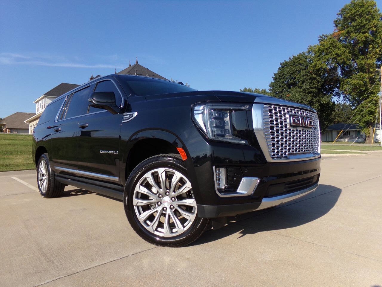 Used 2021 GMC Yukon XL Denali w/ Denali Premium Package image 2