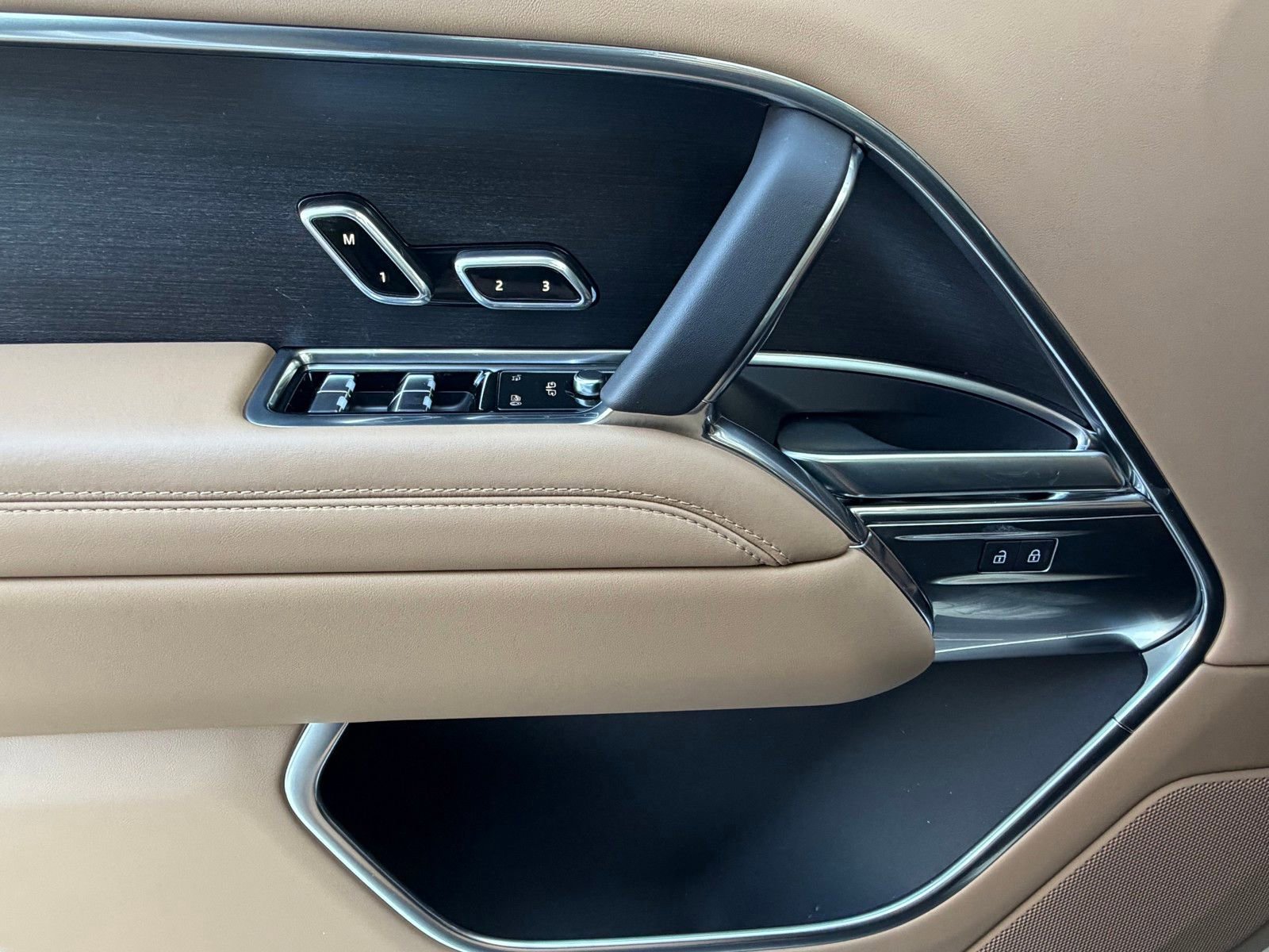 New 2026 Land Rover Range Rover Long Wheelbase SE image 21