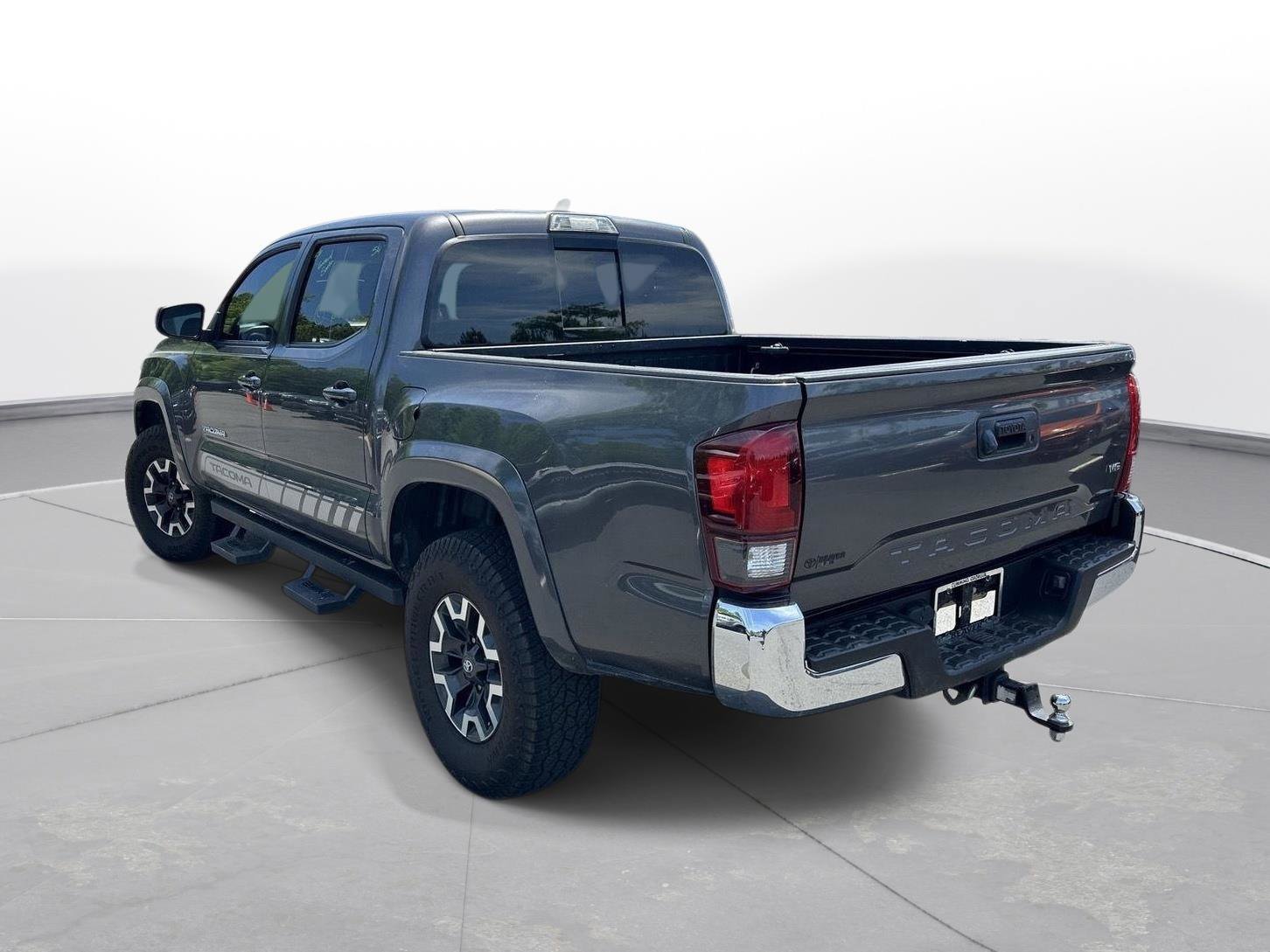 Used 2018 Toyota Tacoma SR5 RWD image 8