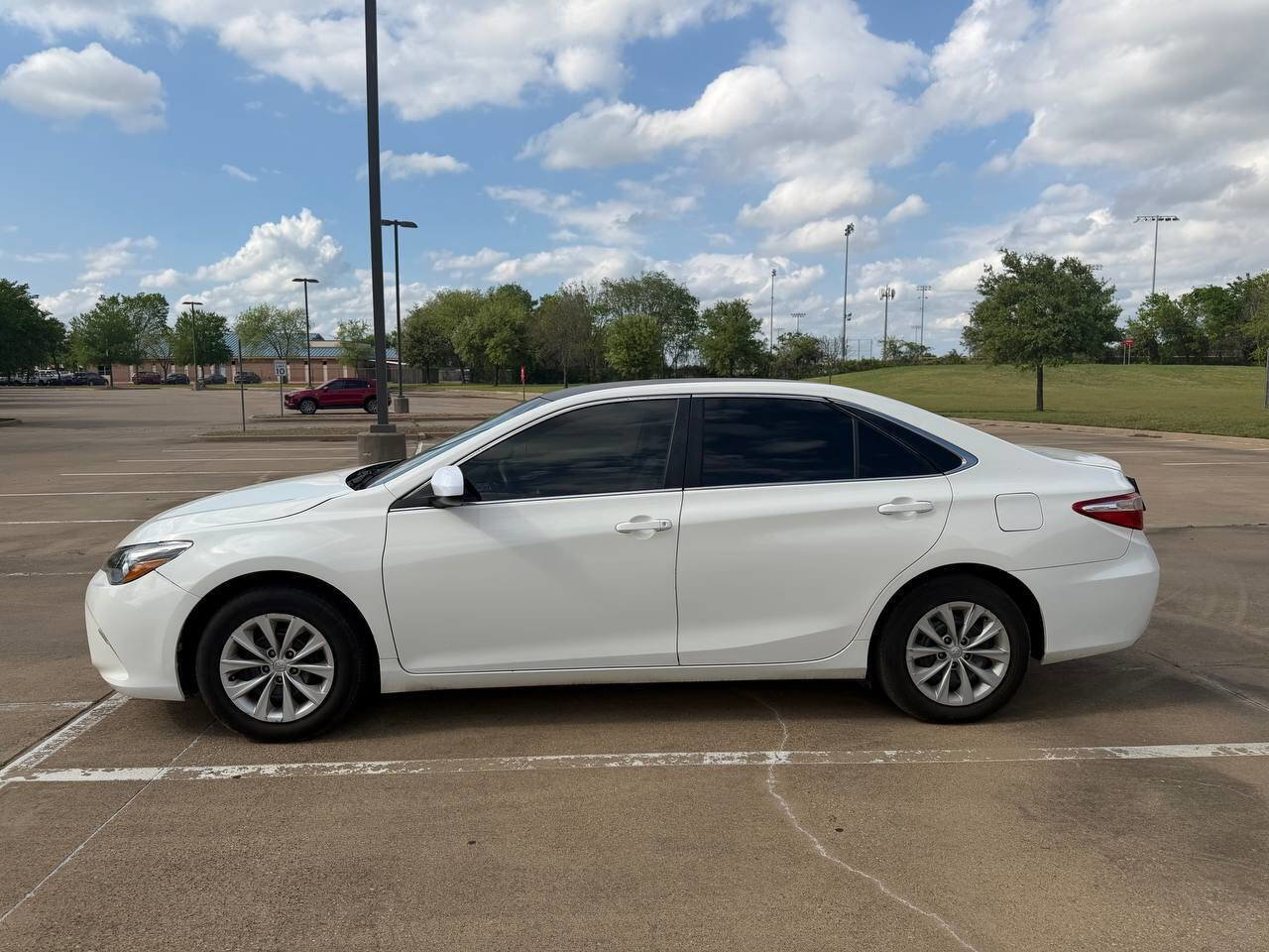 Used 2016 Toyota Camry LE image 3