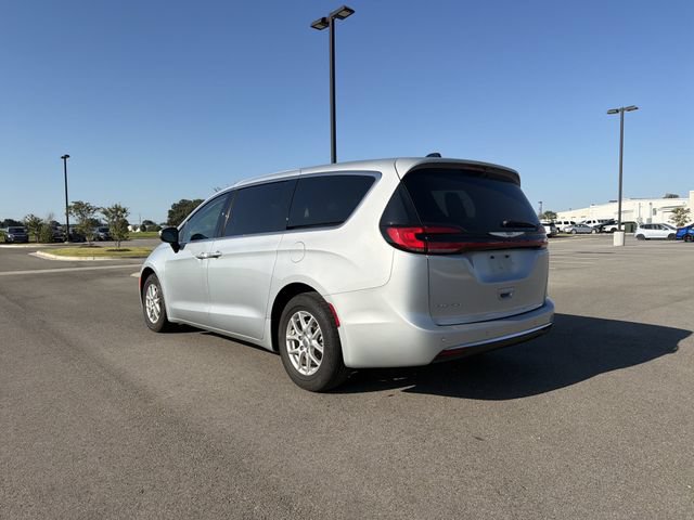 Used 2023 Chrysler Pacifica Touring-L FWD image 3