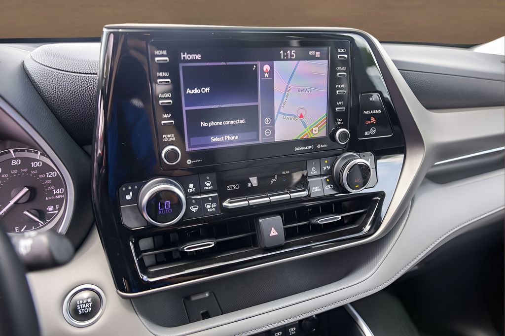 Used 2020 Toyota Highlander XLE AWD/4WD image 16