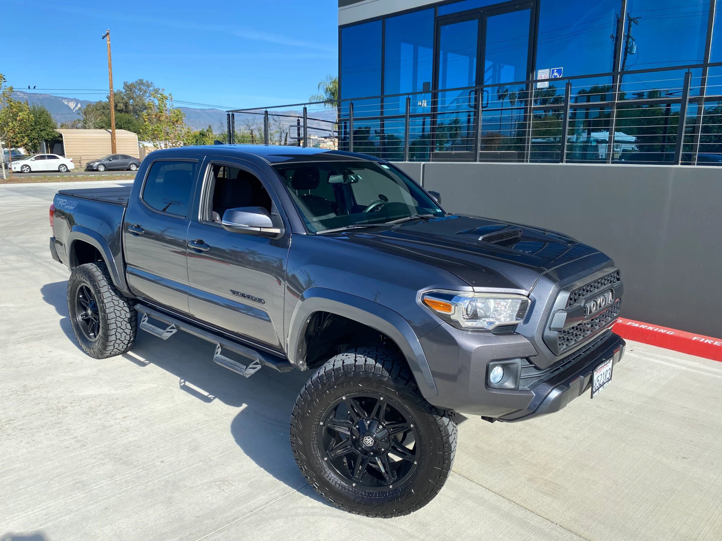 Used 2017 Toyota Tacoma TRD Sport w/ Premium & Technology Package image 17