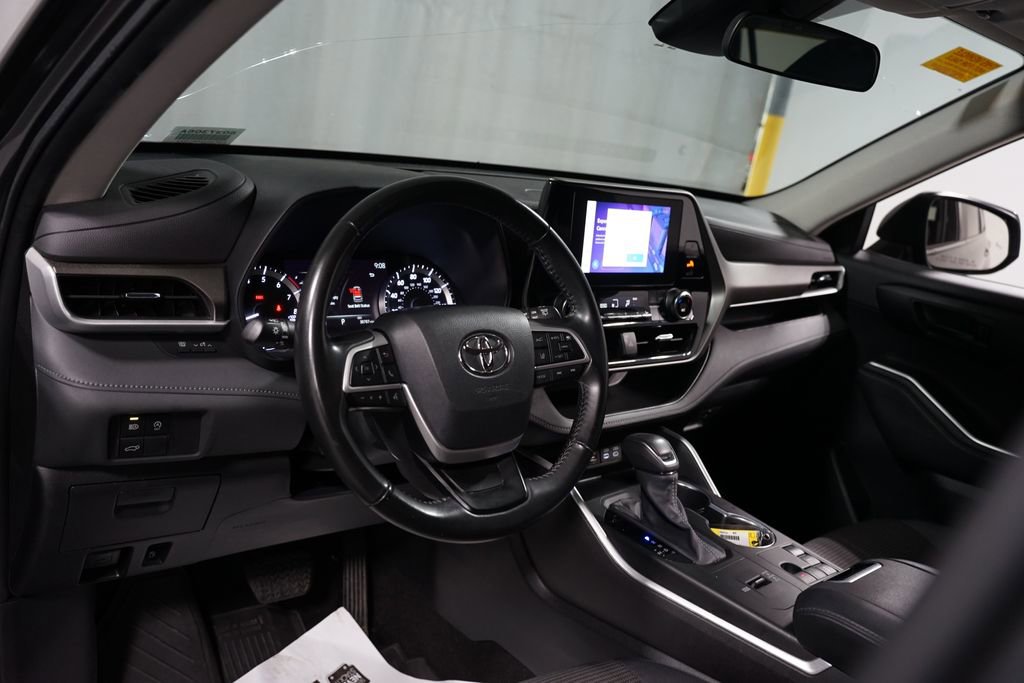 Used 2023 Toyota Highlander LE image 11