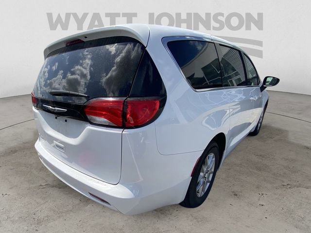 Used 2024 Chrysler Voyager LX image 9