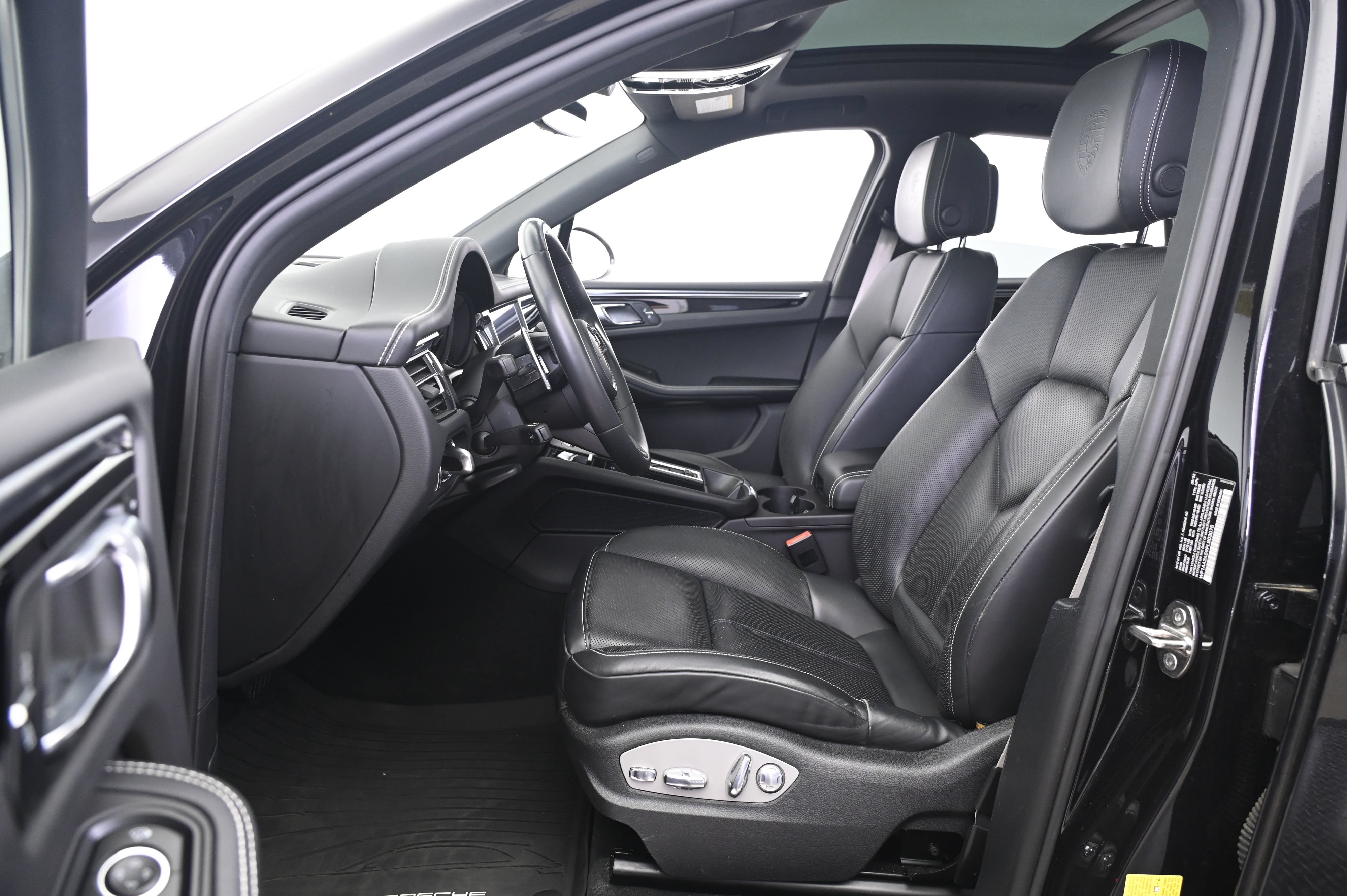 Certified 2023 Porsche Macan Turbo AWD/4WD image 29