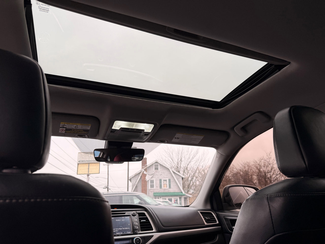 Used 2017 Toyota Highlander SE w/ Carpet Mat Package image 19