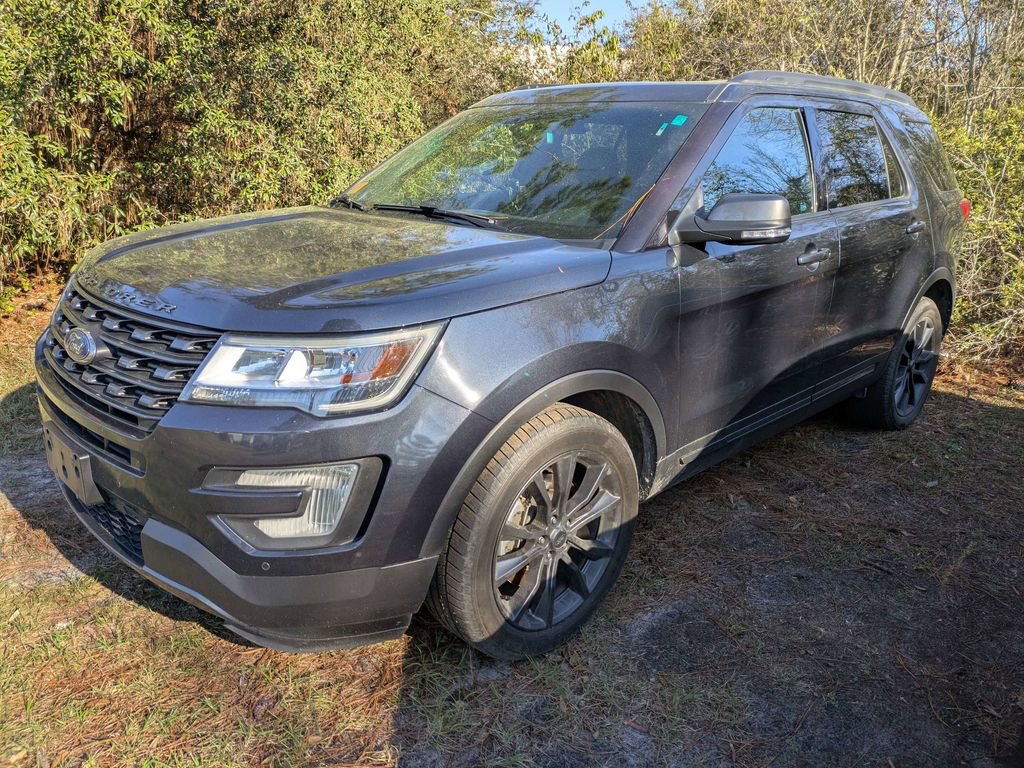 Used 2017 Ford Explorer XLT w/ Equipment Group 202A image 4