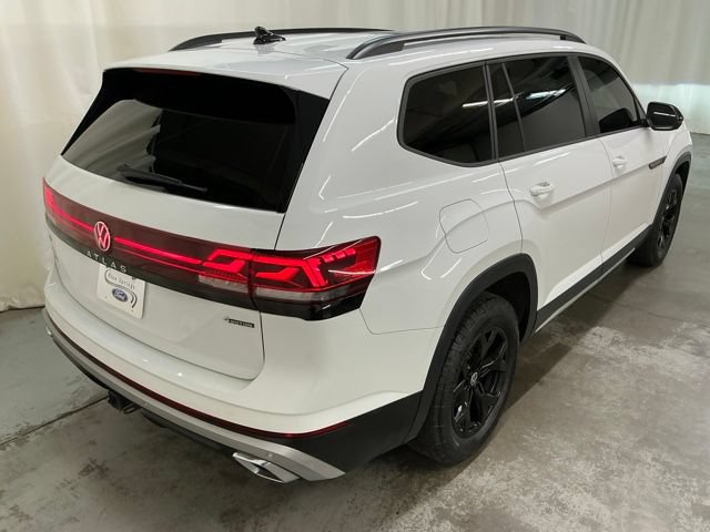 Used 2024 Volkswagen Atlas Peak Edition SE AWD/4WD image 3