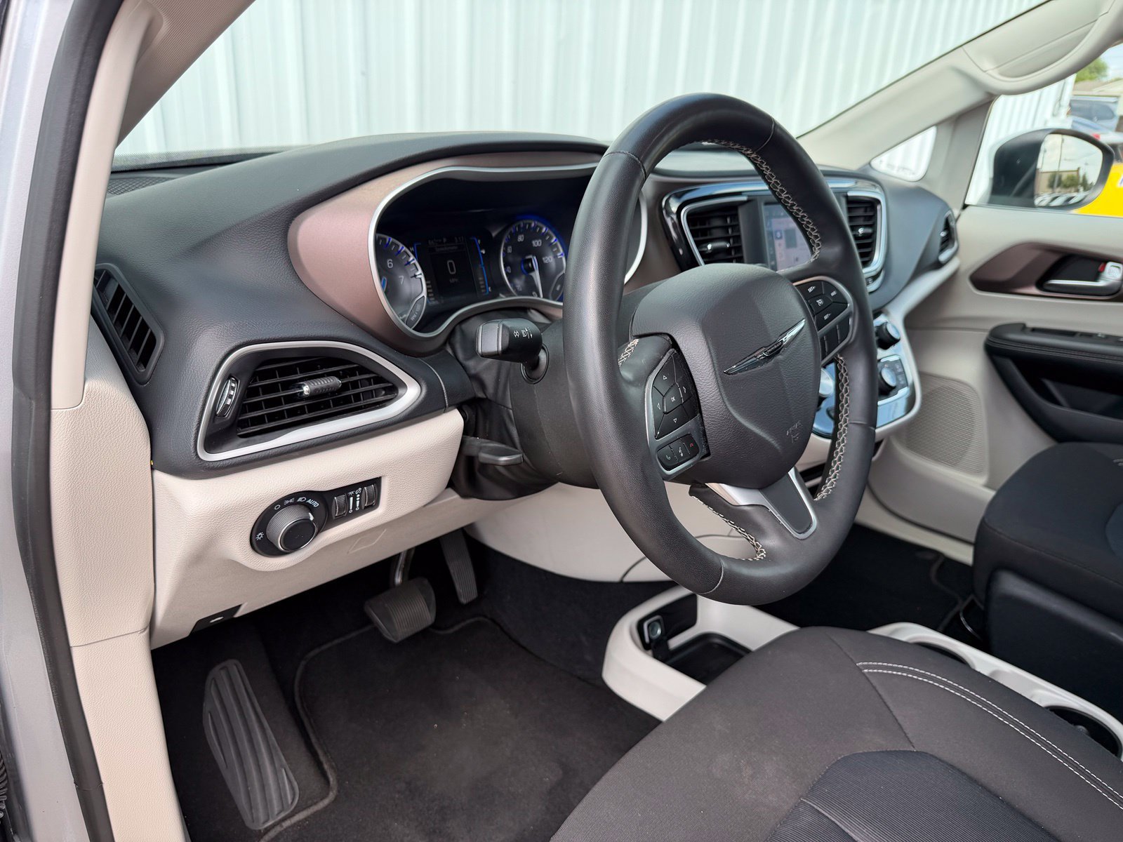 Used 2023 Chrysler Voyager LX FWD image 17
