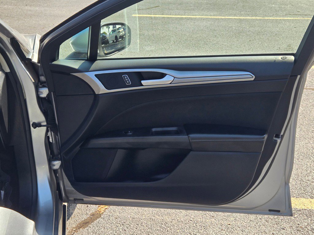 Used 2020 Ford Fusion SE image 4