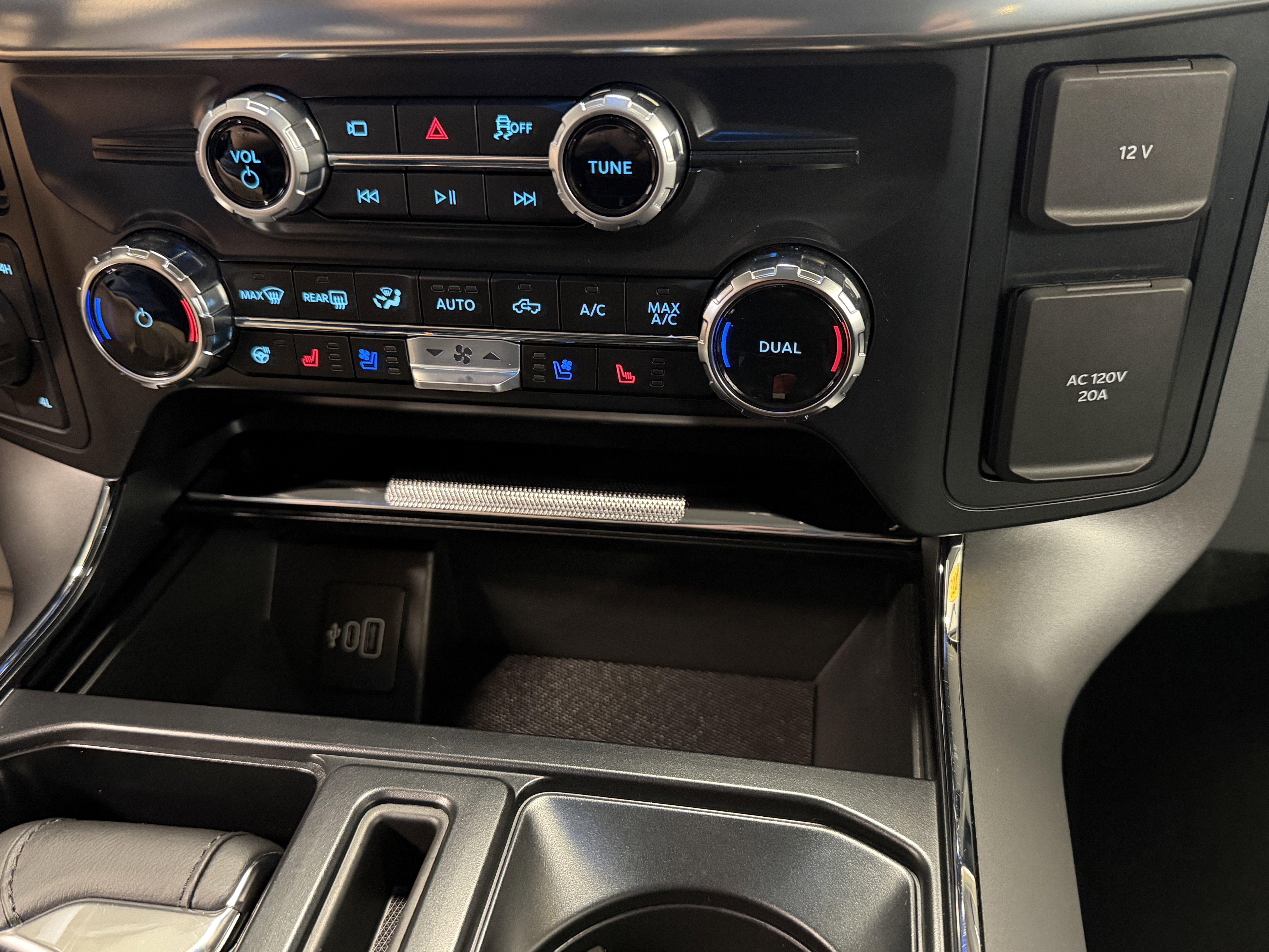 Used 2025 Ford F150 Lariat w/ Equipment Group 501A Mid image 14