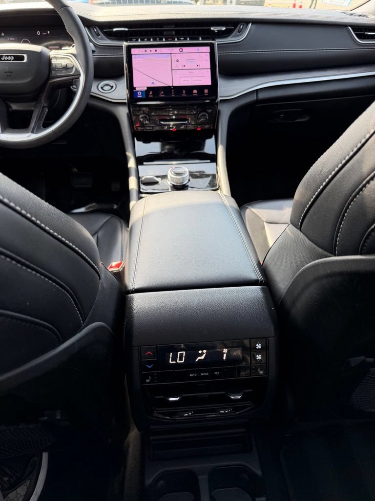 Used 2025 Jeep Grand Cherokee L Limited w/ Black Appearance Package AWD/4WD image 14