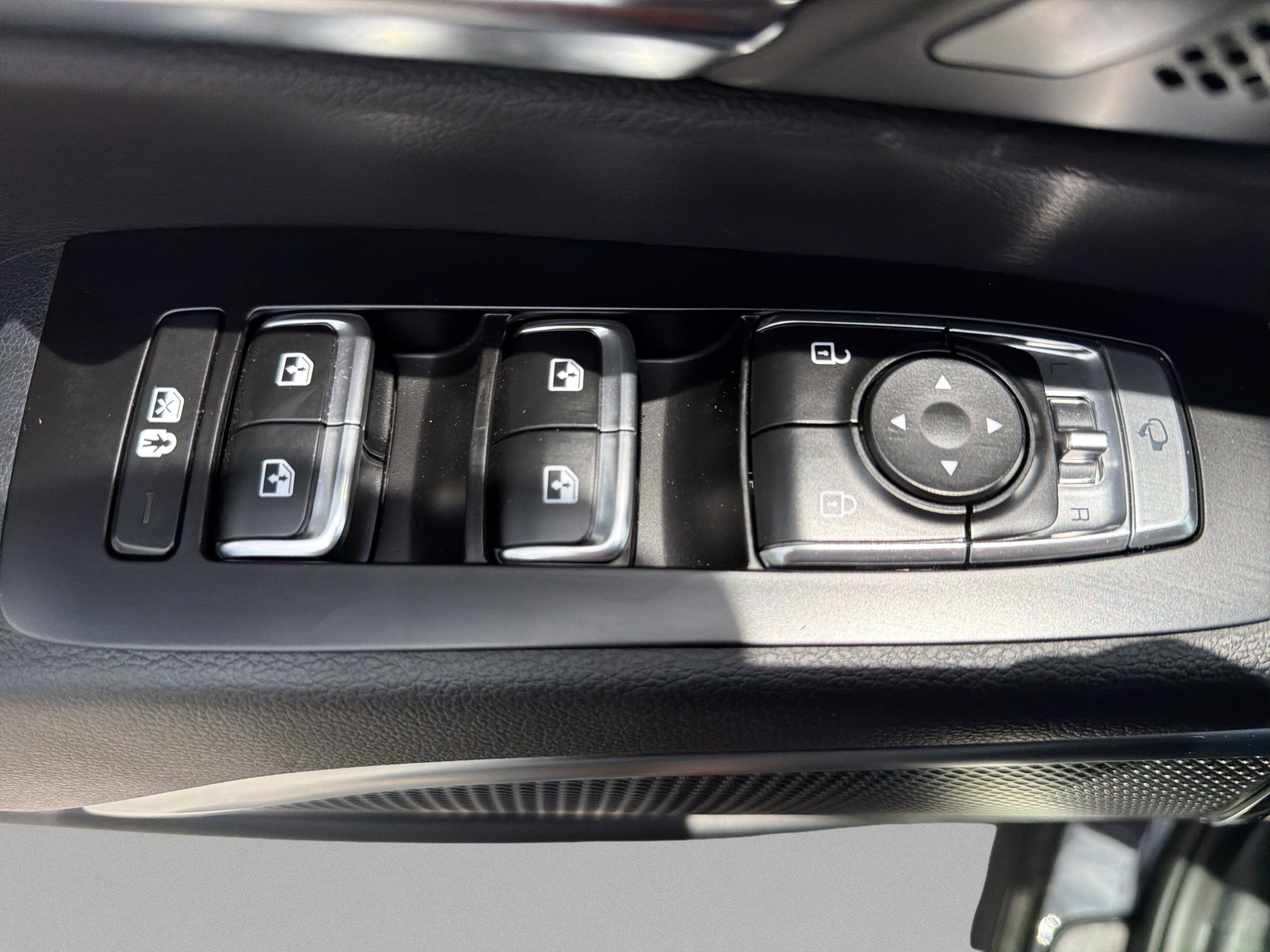 Used 2025 Kia Telluride SX w/ SX Captain's Chair Package FWD image 29