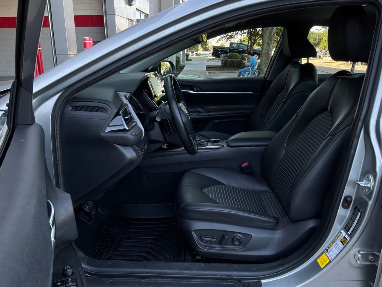 Used 2023 Toyota Camry SE FWD image 10