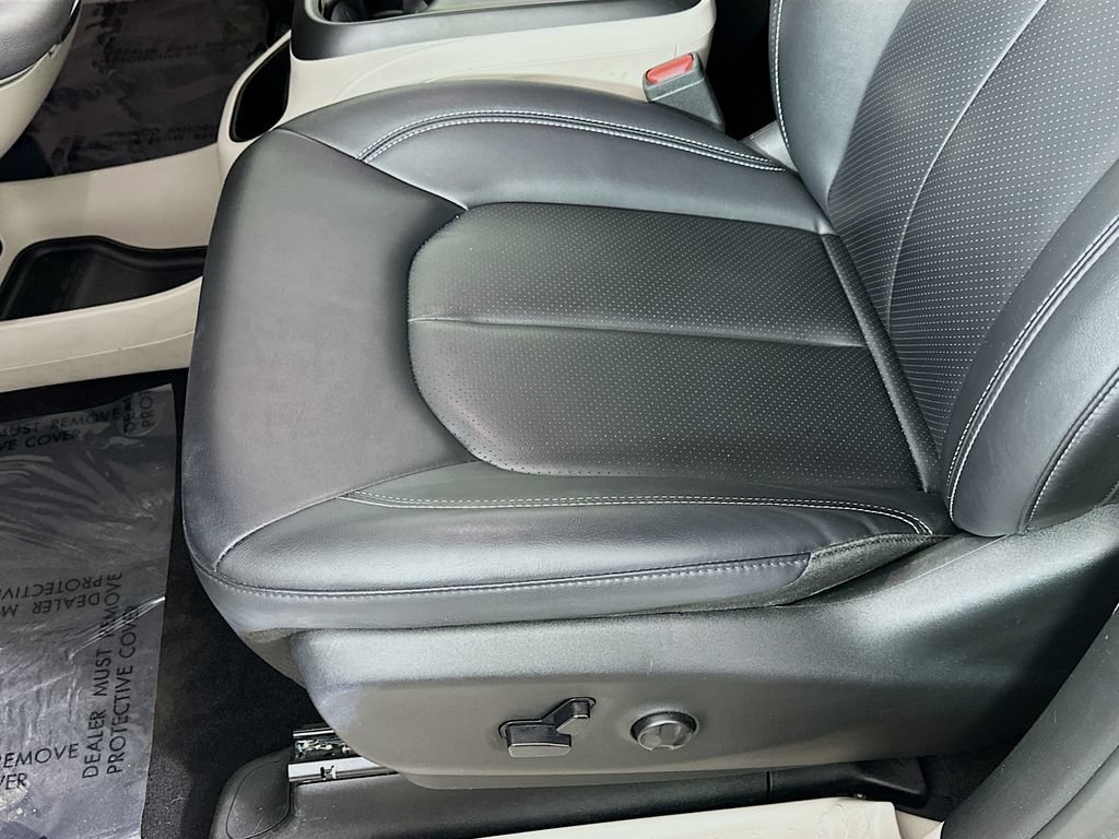 Certified 2024 Chrysler Pacifica Touring-L FWD image 29