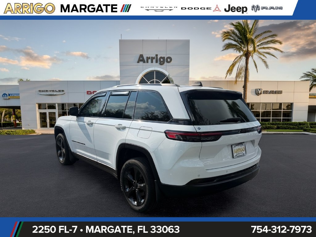 Used 2024 Jeep Grand Cherokee Altitude RWD image 5