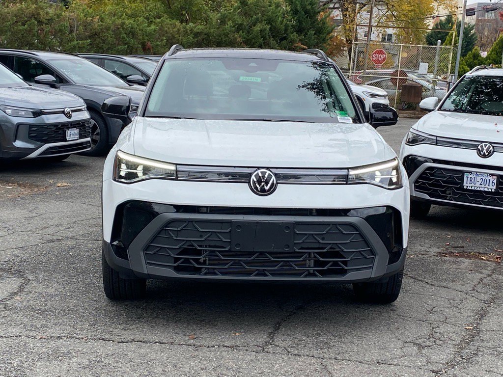 Used 2025 Volkswagen Taos SE image 3