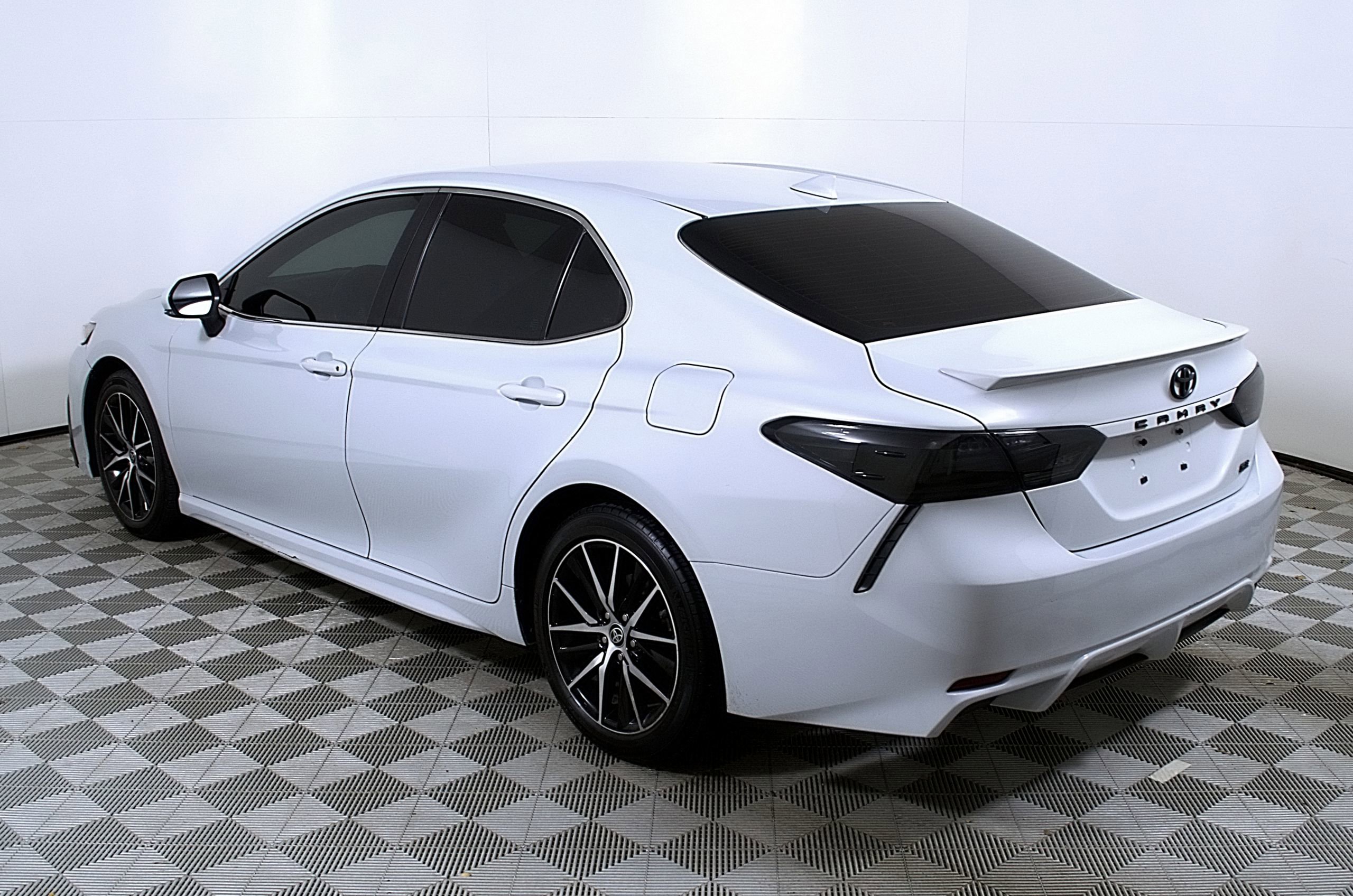 Used 2023 Toyota Camry SE image 9