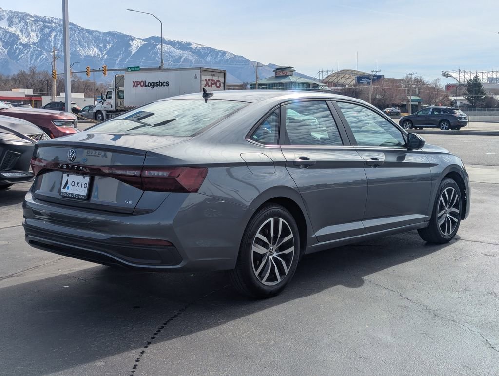 Used 2025 Volkswagen Jetta SE FWD image 4