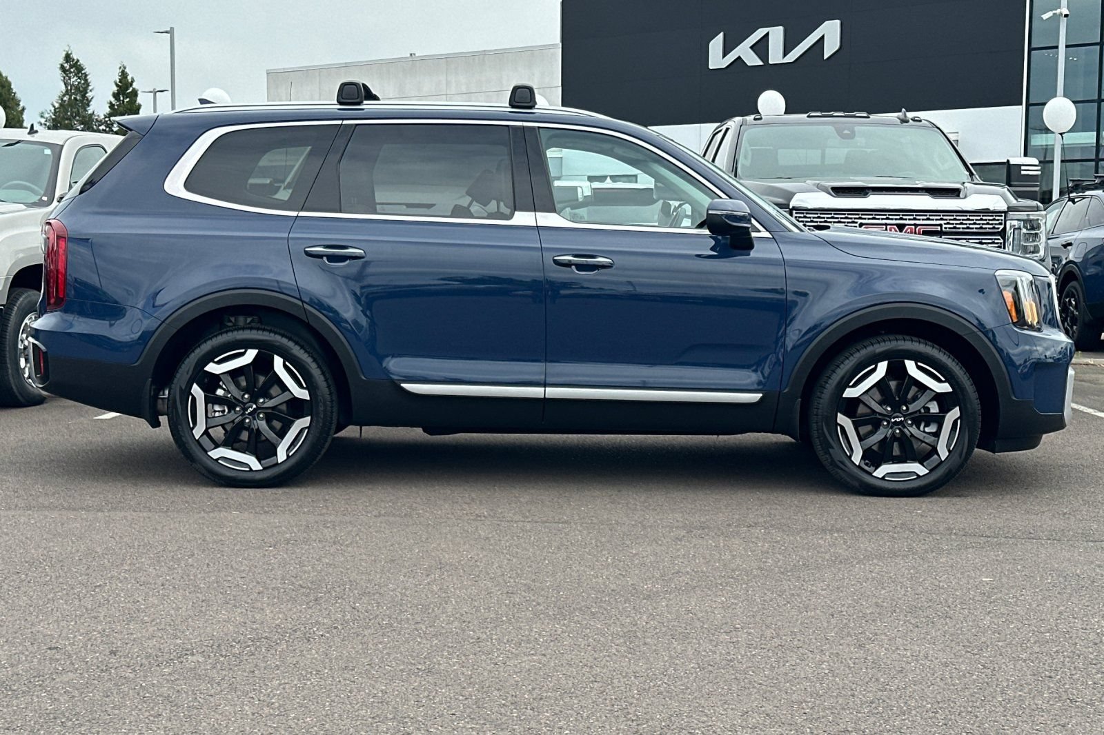 Certified 2024 Kia Telluride S w/ S Sunroof Package AWD/4WD image 3
